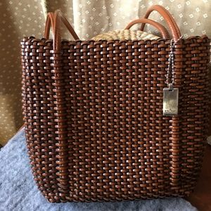 NINE WEST TOTE IN BROWN MAN MADE BODY.  TWO STAPS.